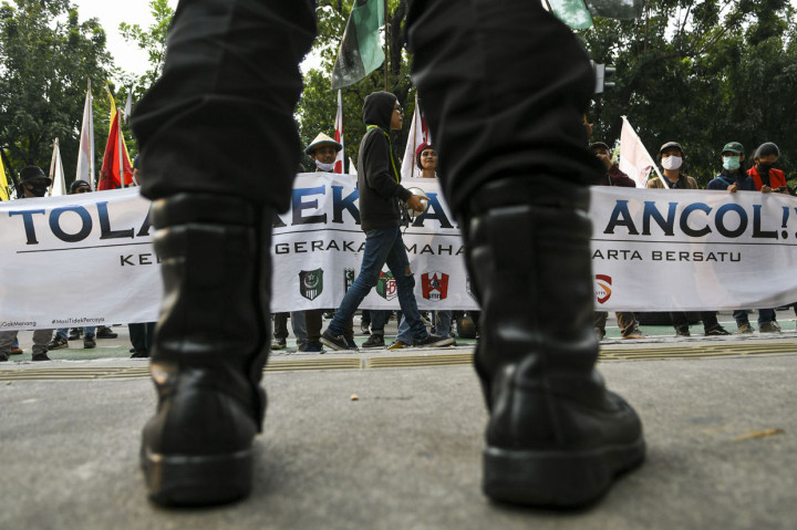 Sejumlah mahasiswa yang tergabung dalam Gerakan Nasional Tolak Reklamasi melakukan aksi di depan Balai Kota Jakarta.