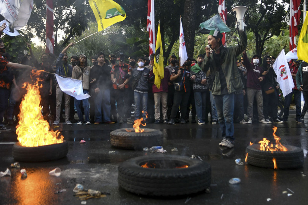 Sejumlah mahasiswa yang tergabung dalam Gerakan Nasional Tolak Reklamasi membakar ban saat melakukan aksi di depan Balai Kota Jakarta.