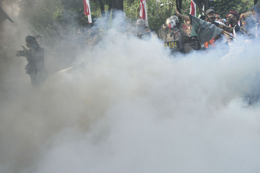 Mereka menuntut agar Gubernur DKI Jakarta Anies Baswedan menghentikan proyek reklamasi di kawasan Ancol.