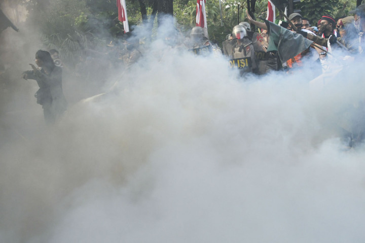 Mereka menuntut agar Gubernur DKI Jakarta Anies Baswedan menghentikan proyek reklamasi di kawasan Ancol.