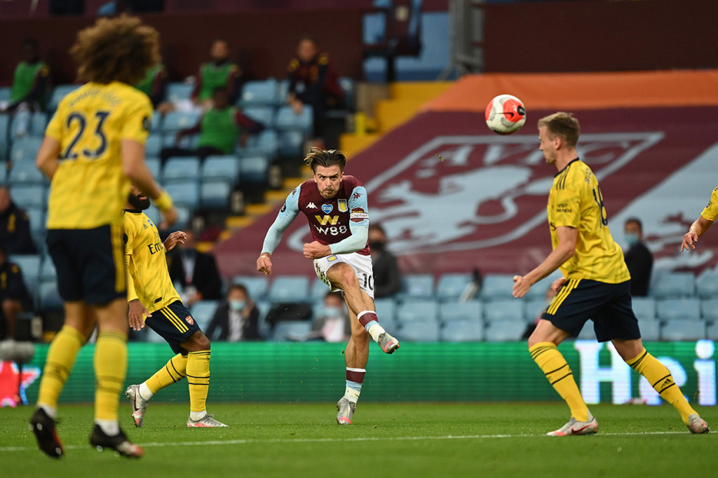 Tuan rumah berpeluang menggandakan keunggulan di akhir babak pertama. Namun tembakan keras Jack Grealish dari luar kotak penalti masih melambung tipis di atas mistar gawang tim tamu. Skor 1-0 bertahan hingga jeda.