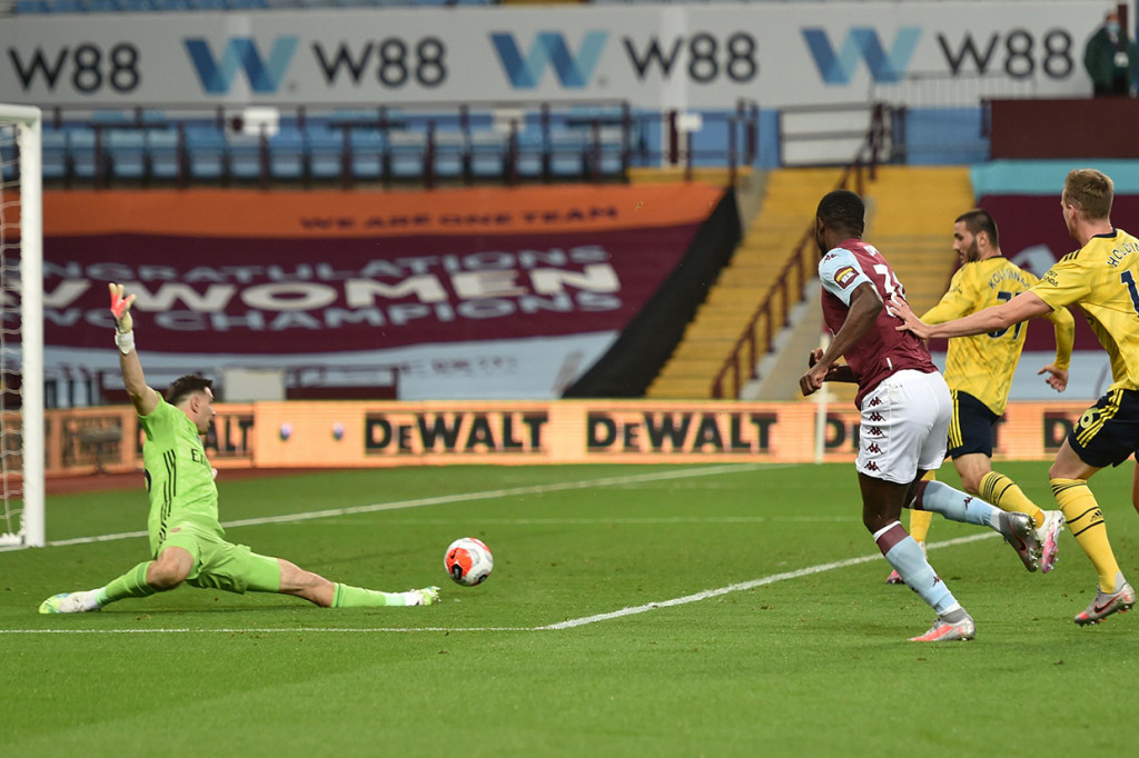 Keinan Davis menyianyiakan kesempatan emas mengubah kedudukan 2-0 pada menit ke-76. Sepakannya menyambut umpan terobosan Grealish masih melebar.