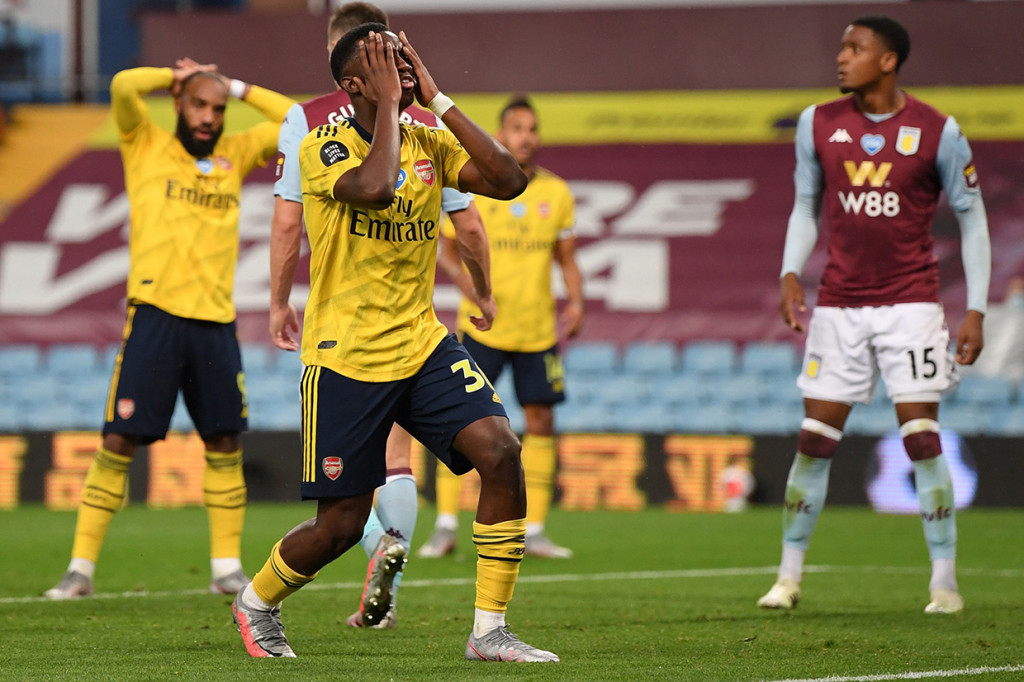 Dua menit berselang Arsenal berpeluang menyamakan kedudukan. Tandukan Eddie Nketiah menyambut sepak pojok masih membentur mistar gawang dan bola berhasil ditangkap kiper Aston Villa Pepe Reina.