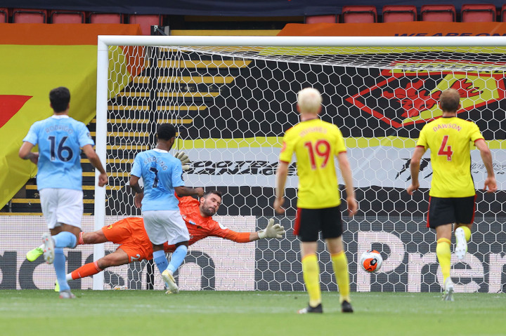 Sterling menggandakan keunggulan tim tamu sebelum babak pertama usai, memanfaatkan bola muntahan dari tendangan penaltinya yang dimentahkan kiper Ben Foster.