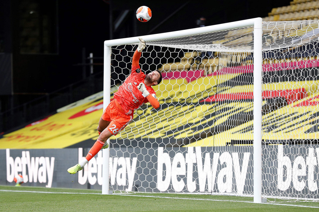 Tim tamu berpeluang membuka keunggulan pada menit ke-11. Tembakan melengkung Rodri dari luar kotak penalti membentur punggung Gabriel Jesus. Beruntung Ben Foster berhasil menepis bola yang meluncur deras ke arah gawangnya.