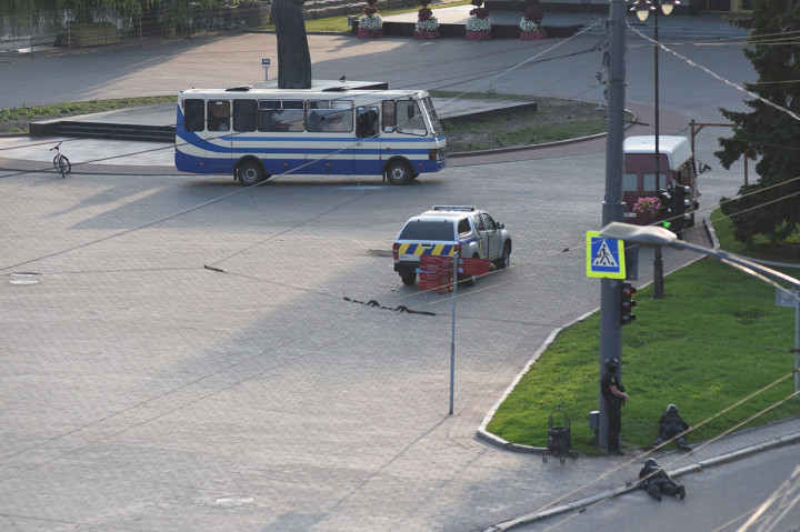 Sebanyak 13 orang yang disandera oleh seorang pria bersenjata di sebuah bus di Ukraina barat telah dibebaskan, Selasa, 21 Juli 2020 waktu setempat. Pembebasan sandera berlangsung alot dan polisi membutuhkan waktu lebih dari 12 jam untuk negosiasi.