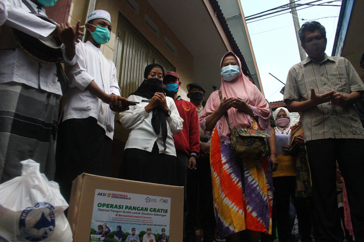 Suasana haru dan bahagia mewarnai penyambutan Hartoyo dan Sukati di rumahnya, Rabu, 22 Juli 2020. Saat tiba di depan rumahnya, pasangan suami istri tersebut didoakan dan kemudian diberi bubur kacang hijau.