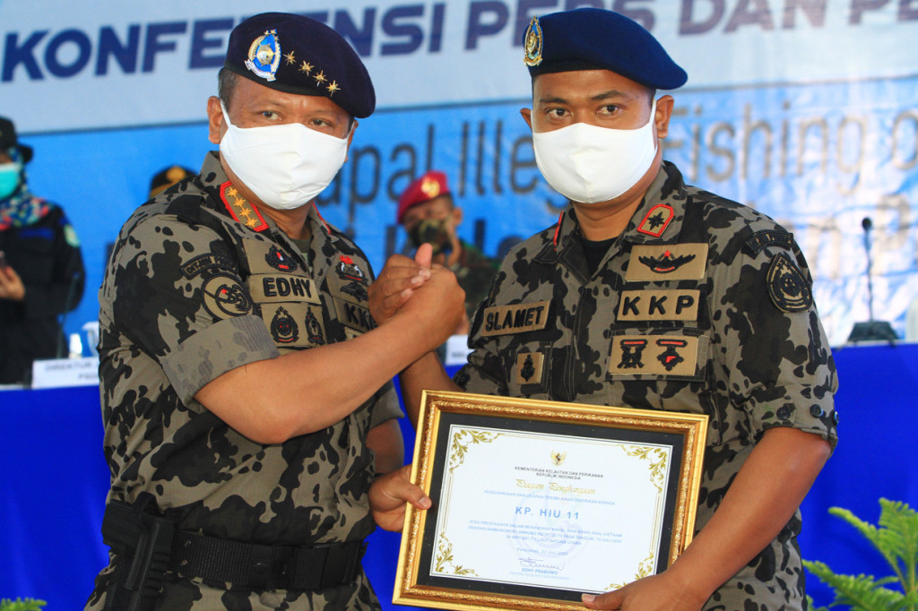 Menteri Kelautan dan Perikanan Edhy Prabowo (kiri) menyerahkan penghargaan kepada Nahkoda KP Hiu 11 Capt Slamet (kanan) yang berhasil menangkap Kapal Ikan Asing (KIA) ilegal di Stasiun Pengawasan Sumber Daya Kelautan dan Perikanan (PSDKP) Pontianak di Sungai Rengas, Kabupaten Kubu Raya, Kalimantan Barat.
