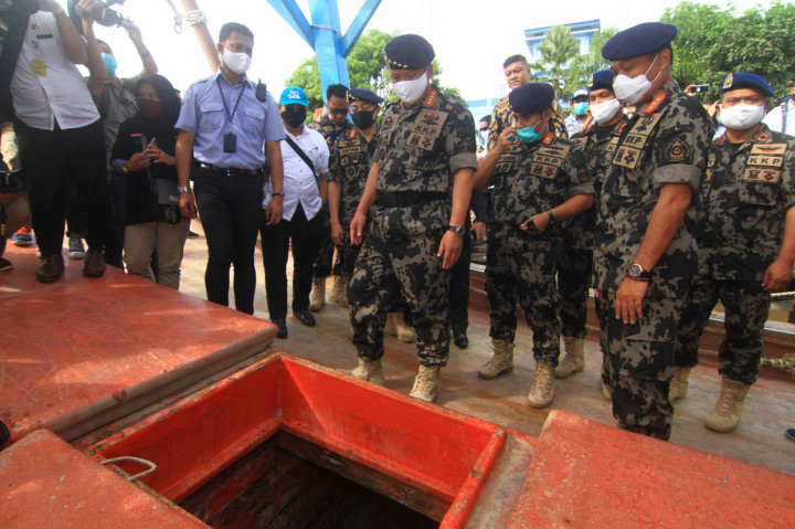 Menteri Kelautan dan Perikanan Edhy Prabowo (kelima kanan) meninjau Kapal Ikan Asing (KIA) ilegal di Stasiun Pengawasan Sumber Daya Kelautan dan Perikanan (PSDKP) Pontianak di Sungai Rengas, Kabupaten Kubu Raya, Kalimantan Barat.
