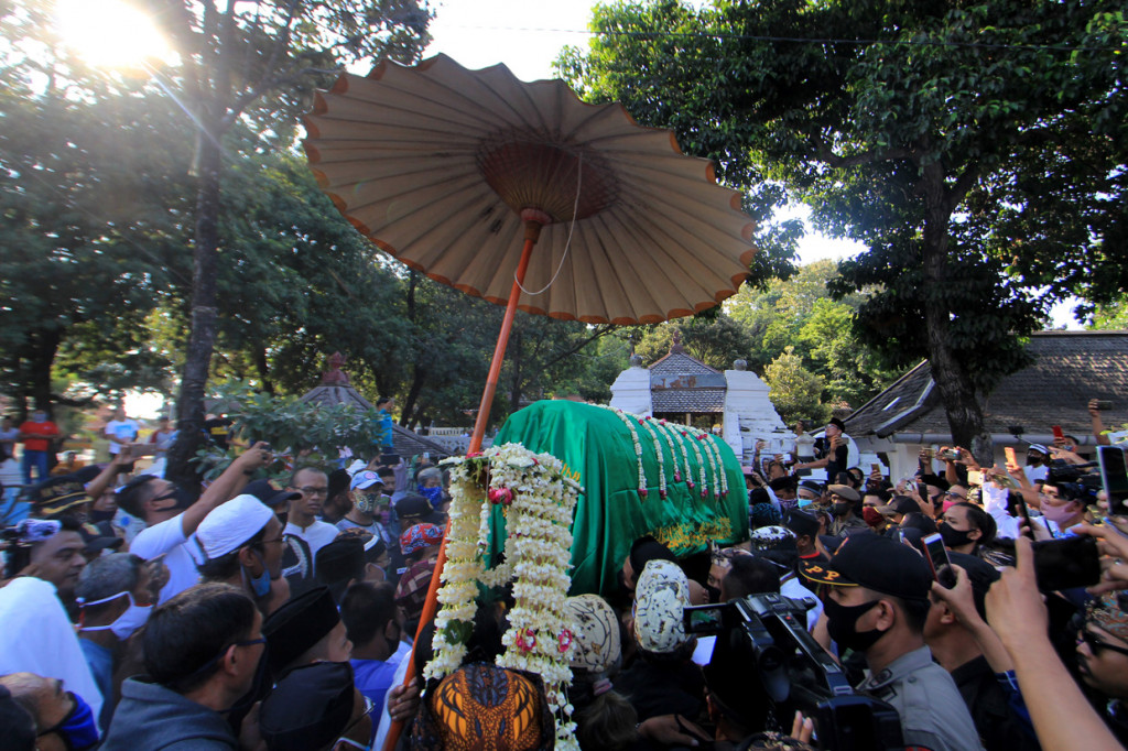 Sejumlah kerabat keraton dan abdi dalem mengantar jenazah Sultan  Kasepuhan XIV PRA Arief Natadiningrat menuju kompleks pemakaman Astana Gunung Jati, Cirebon, Jawa Barat.
