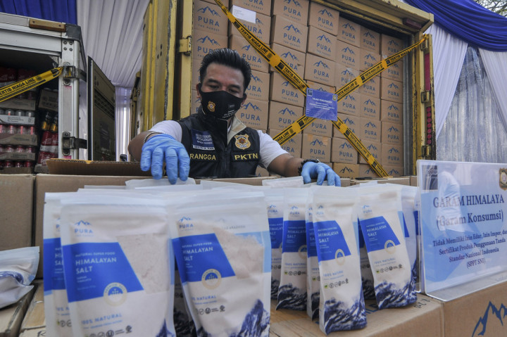Kementerian Perdagangan (Kemendag) memusnahkan 2,5 ton garam himalaya dan 3.000 botol minuman beralkohol yang melanggar ketentuan distribusi.