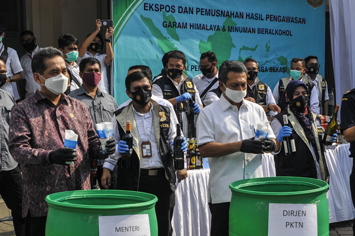 Menteri Perdagangan Agus Suparmanto (kiri) bersama Direktur Jenderal Perlindungan Konsumen dan Tertib Niaga (PKTN) Veri Anggrijono (kanan) saat pemusnahan garam ilegal di Balai Pengawasan Tertib Niaga, Cikarang, Kabupaten Bekasi, Jawa Barat.