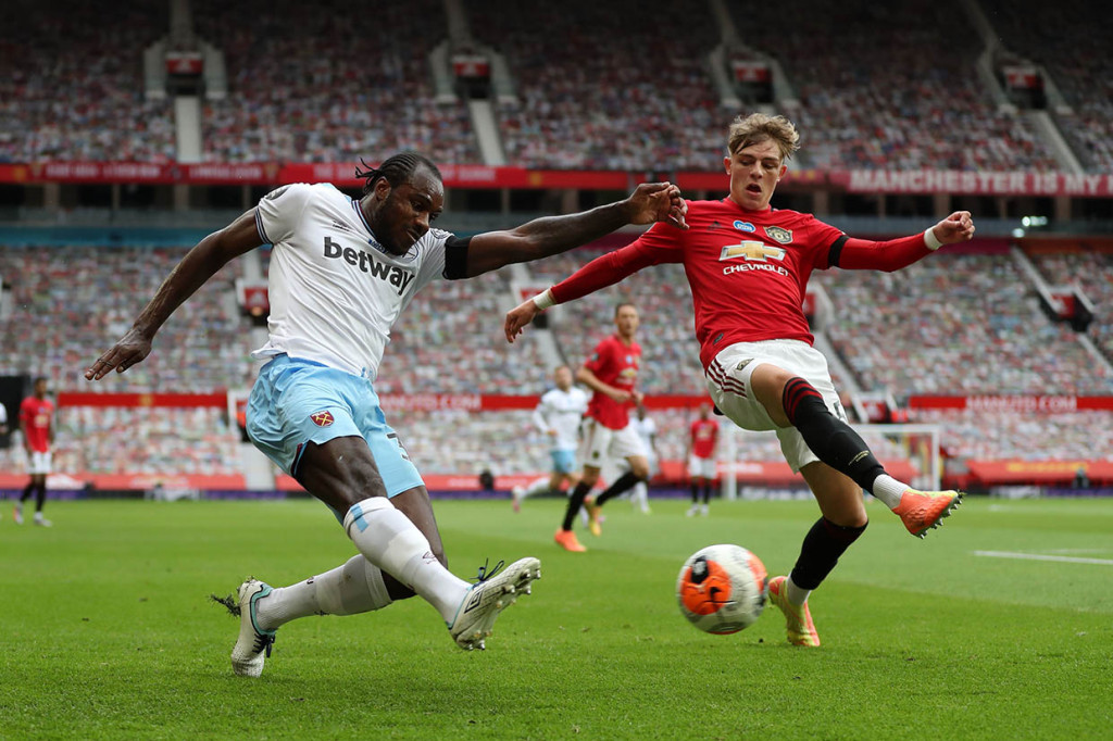 Laga kedua kesebelasan berlangsung menarik sejak wasit meniup peluit tanda pertandingan dimulai. Beberapa peluang berbahaya tercipta namun belum berbuah gol. 