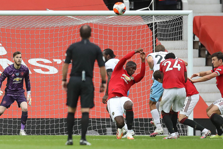 West Ham mendapat hadiah penalti setelah Paul Pogba 'handball' ketika mengangkat tangannya demi menghindari wajahnya dari bola tendangan bebas Declan Rice. Wasit Paul Tierney menunjuk titik putih setelah berkonsultasi dengan VAR.