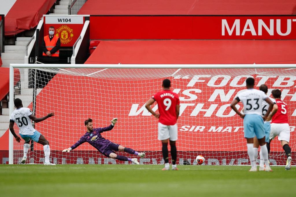 Kesempatan itu dimanfaatkan dengan baik oleh Michail Antonio yang jadi algojo untuk menaklukkan kiper David de Gea untuk membawa West Ham memimpin 1-0 jelang babak pertama berakhir.