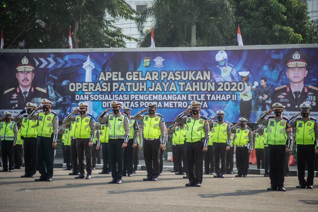 Operasi Patuh Jaya 2020 mengerahkan sebanyak 1.807 personel gabungan dari unsur TNI, Polri, Satpol PP, dan Dishub, yang bertujuan untuk meningkatkan kedisiplinan masyarakat berlalu lintas di masa adaptasi kebiasaan baru. Operasi ini merupakan yang pertama dilakukan pasca DKI Jakarta memasuki masa transisi PSBB. 