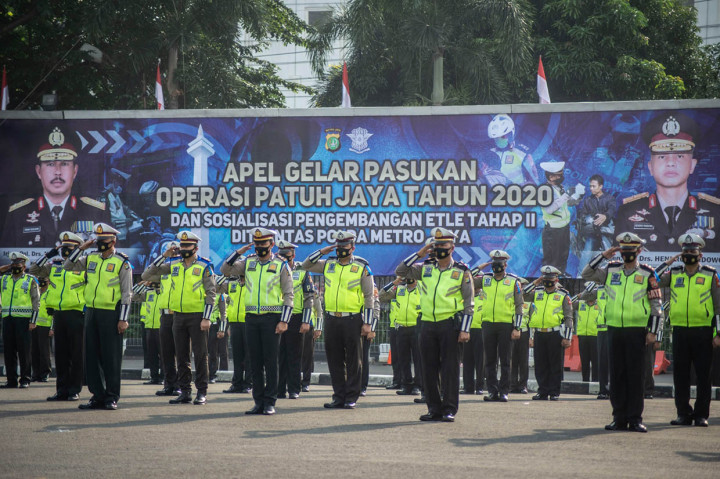 Operasi Patuh Jaya 2020 mengerahkan sebanyak 1.807 personel gabungan dari unsur TNI, Polri, Satpol PP, dan Dishub, yang bertujuan untuk meningkatkan kedisiplinan masyarakat berlalu lintas di masa adaptasi kebiasaan baru. Operasi ini merupakan yang pertama dilakukan pasca DKI Jakarta memasuki masa transisi PSBB. 