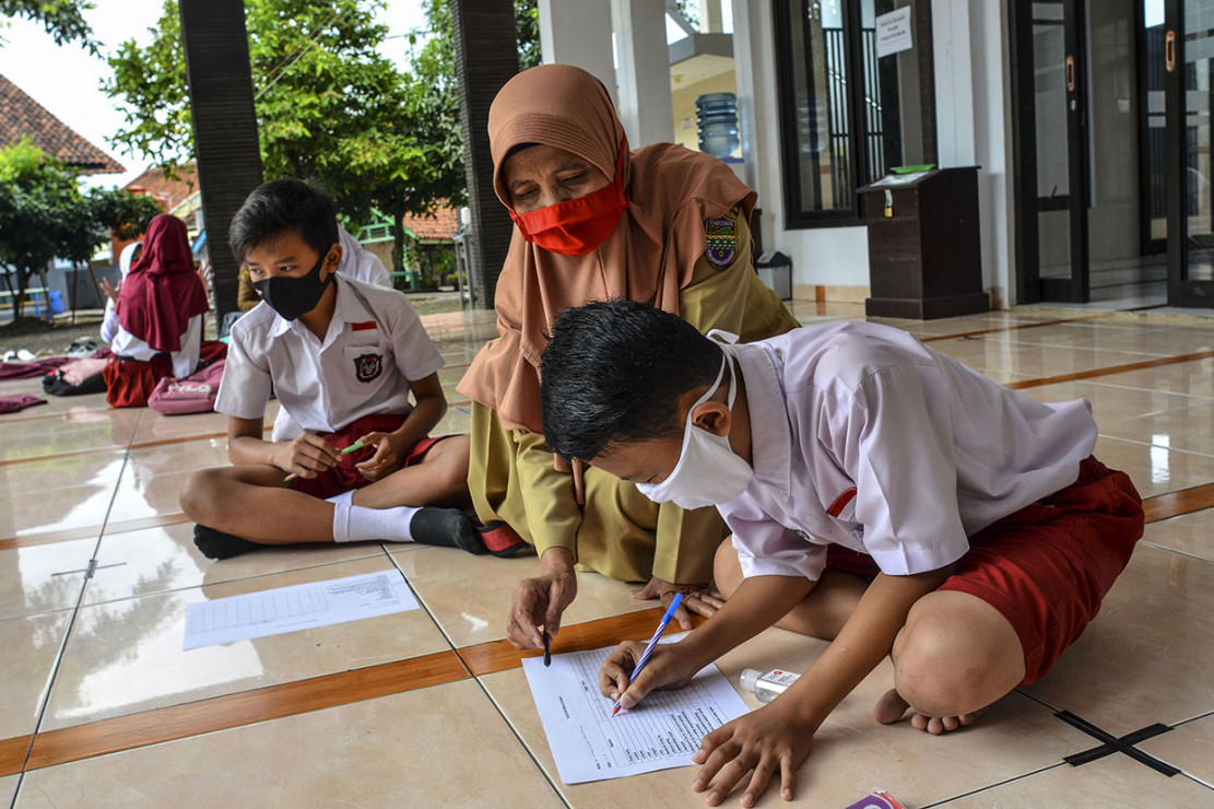 guru mengajar di kelas