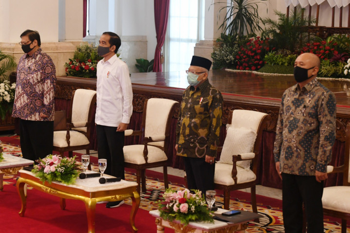Presiden Joko Widodo (kedua kiri) didampingi Wakil Presiden Ma'ruf Amin (kedua kanan), Menko Perekonomian Airlangga Hartarto (kiri) dan Menteri Koperasi dan UKM Teten Masduki (kanan) menghadiri acara penyaluran dana bergulir untuk koperasi di Istana Negara, Jakarta.