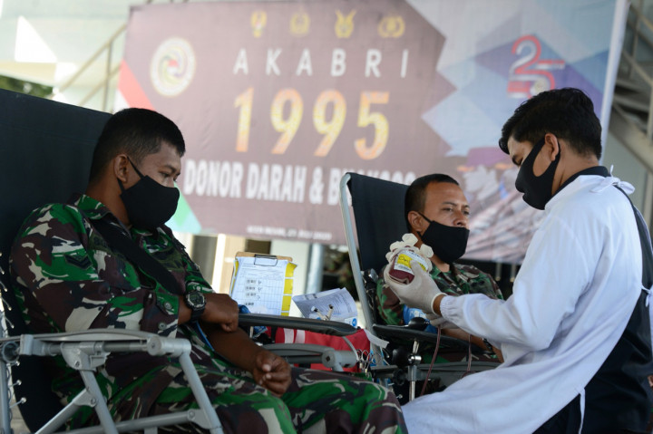 Sejumlah prajurit TNI AU mendonorkan darahnya di Pangkalan Udara (Lanud) Sultan Iskandar Muda, Blang Bintang, Aceh Besar, Aceh.