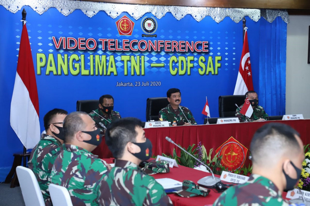 Panglima TNI Marsekal Hadi Tjahjanto didampingi Asisten Intelijen Mayjen Anjar Wiratma dan Asisten Operasi Mayjen Tiopan Aritonang, melaksanakan video teleconference dengan Panglima Angkatan Bersenjata (Pangab) Singapura Jenderal Melvyn Ong, membahas latihan dan kerja sama militer kedua negara, di Gedung Persada Lanud Halim Perdanakusuma, Jakarta Timur, Kamis, 23 Juli 2020.