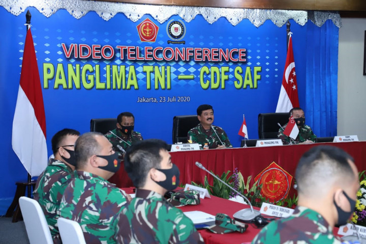 Panglima TNI Marsekal Hadi Tjahjanto didampingi Asisten Intelijen Mayjen Anjar Wiratma dan Asisten Operasi Mayjen Tiopan Aritonang, melaksanakan video teleconference dengan Panglima Angkatan Bersenjata (Pangab) Singapura Jenderal Melvyn Ong, membahas latihan dan kerja sama militer kedua negara, di Gedung Persada Lanud Halim Perdanakusuma, Jakarta Timur, Kamis, 23 Juli 2020.