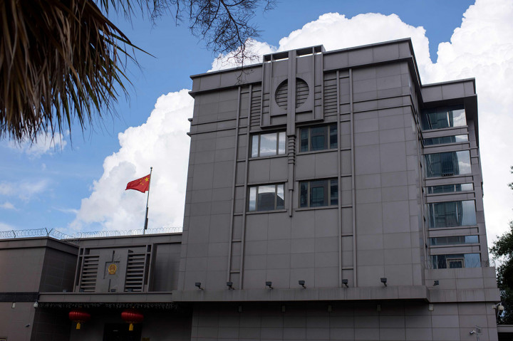 Bendera Tiongkok berkibar di luar konsulat mereka di Houston setelah Departemen Luar Negeri AS memerintahkan Beijing untuk menutup konsulatnya tersebut, Rabu, 22 Juli 2020 waktu setempat. 