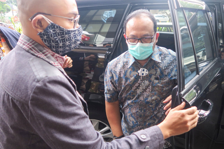 Direktur Utama PT Waskita Beton Precast, Jarot Subana dijemput paksa penyidik untuk menjalani pemeriksaan di Gedung Merah Putih Komisi Pemberantasan Korupsi (KPK) Rasuna Said, Jakarta, Kamis, 23 Juli 2020. ANTARA FOTO/M Risyal Hidayat