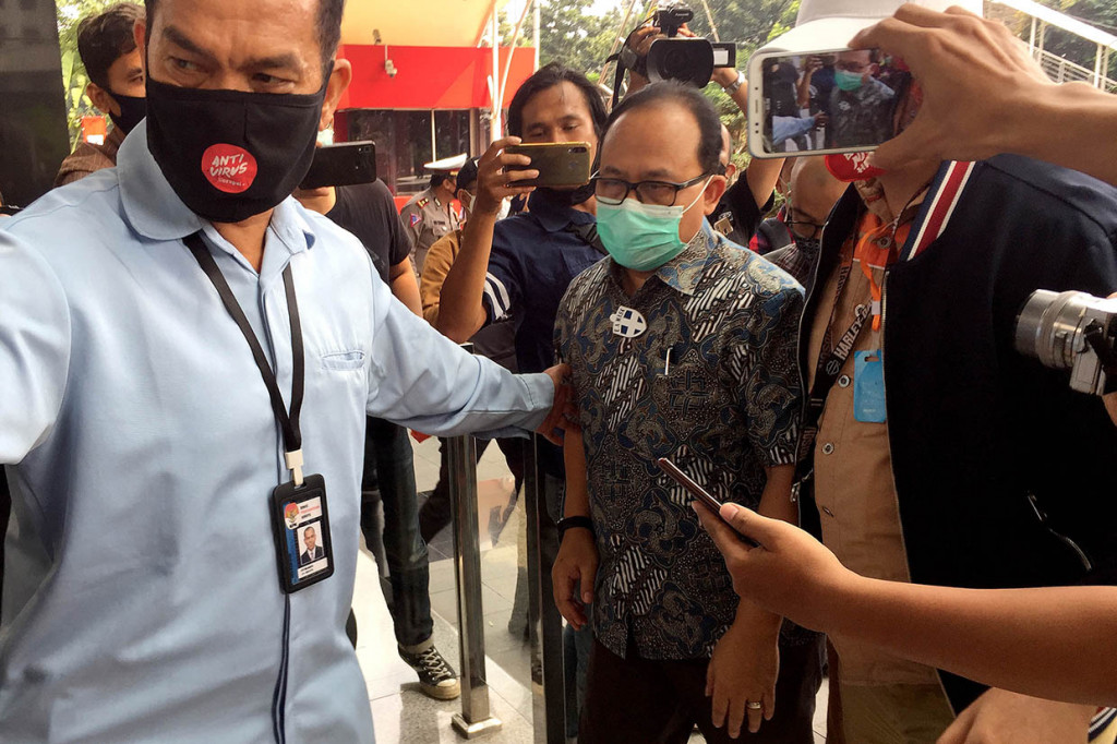 Jarot Subana dijemput paksa KPK karena tercatat mangkir dari tiga kali panggilan pemeriksaan dalam kasus dugaan korupsi pekerjaan subkontraktor fiktif di PT Waskita Karya. MI/Susanto.