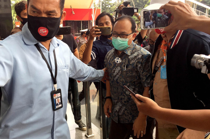 Jarot Subana dijemput paksa KPK karena tercatat mangkir dari tiga kali panggilan pemeriksaan dalam kasus dugaan korupsi pekerjaan subkontraktor fiktif di PT Waskita Karya. MI/Susanto.