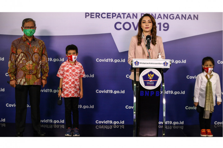 Duta Adaptasi Kebiasaan Baru Reisa Broto Asmoro (kedua kanan) didampingi oleh Direktur Jenderal Pencegahan dan Pengendalian Penyakit (P2) Kementerian Kesehatan Achmad Yurianto (kiri) dan Perwakilan anak untuk Hari Anak Nasional memberikan pengarahan kepada masyarakat saat perayaan Hari Anak Nasional 2020 di Graha BNPB, Jakarta.
