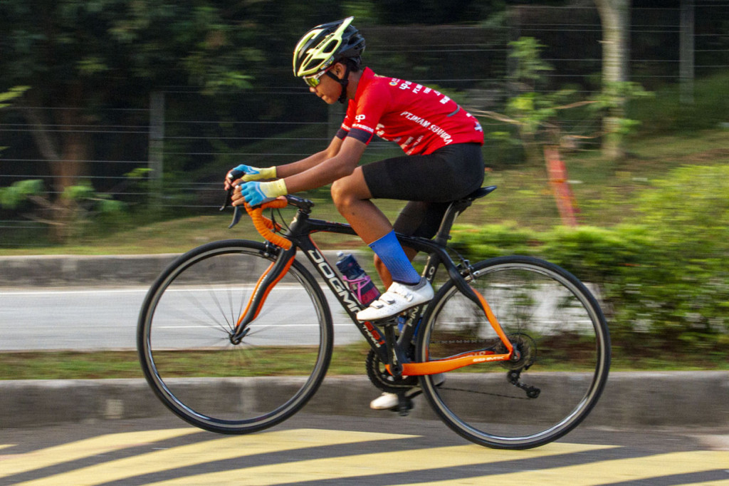 Atlet balap sepeda Rizky Ridho Riyadiyanto berlatih secara mandiri di tempat tinggalnya di Karawang, Jawa Barat.