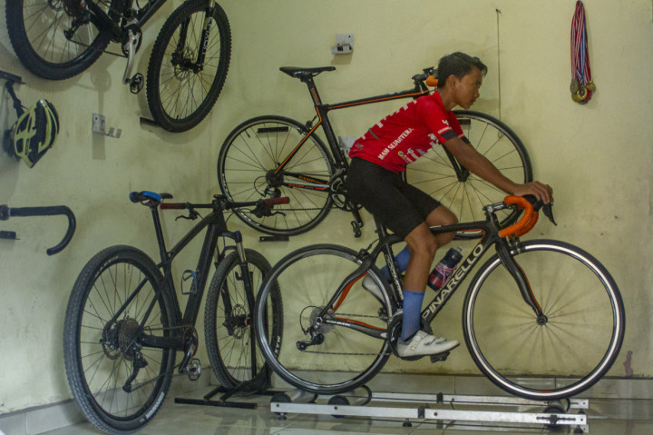 Atlet balap sepeda Rizky Ridho Riyadiyanto berlatih secara mandiri di tempat tinggalnya di Karawang, Jawa Barat.