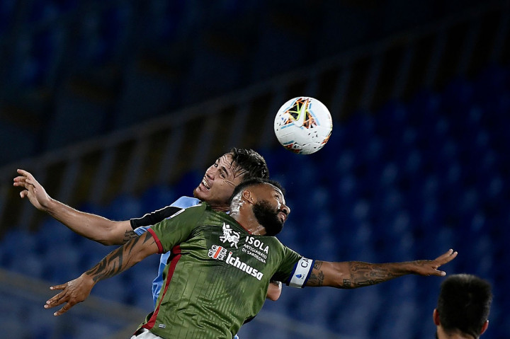 Jual beli serangan terjadi sejak awal laga. Namun gol sulit tercipta karena kokohnya barisan pertahanan kedua kesebelasan.