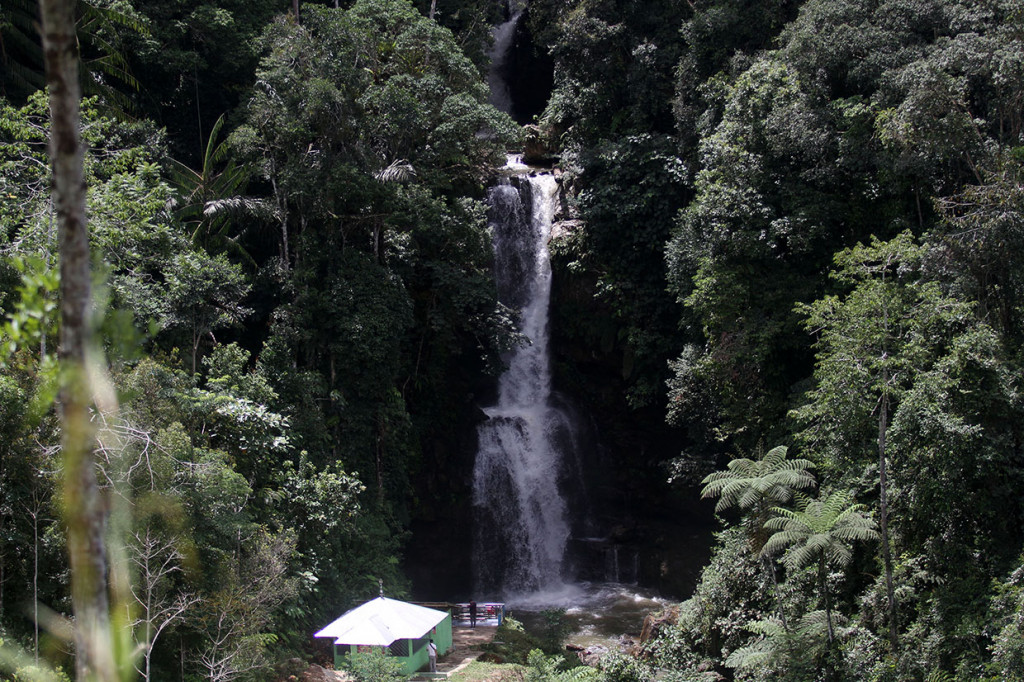 Sejumlah wisatawan menikmati keindahan objek wisata Sarasah (Air Terjun) tiga tingkat di Pasia Laweh Sungai Guntuang, Palupuh, Kabupaten Agam, Sumatera Barat.