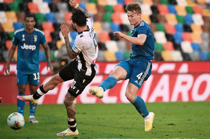 Kebuntuan pecah menjelang turun minum. Bek tengah Juve Martthijs De Ligt melepaskan sepakan dari luar kotak penalti yang menghujam ke sudut bawah gawang Udinese.