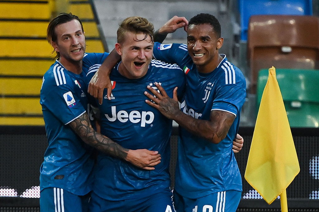 Martthijs De Ligt melakukan selebrasi bersama rekan-rekan setimnya usai menjebol gawang tuan rumah.