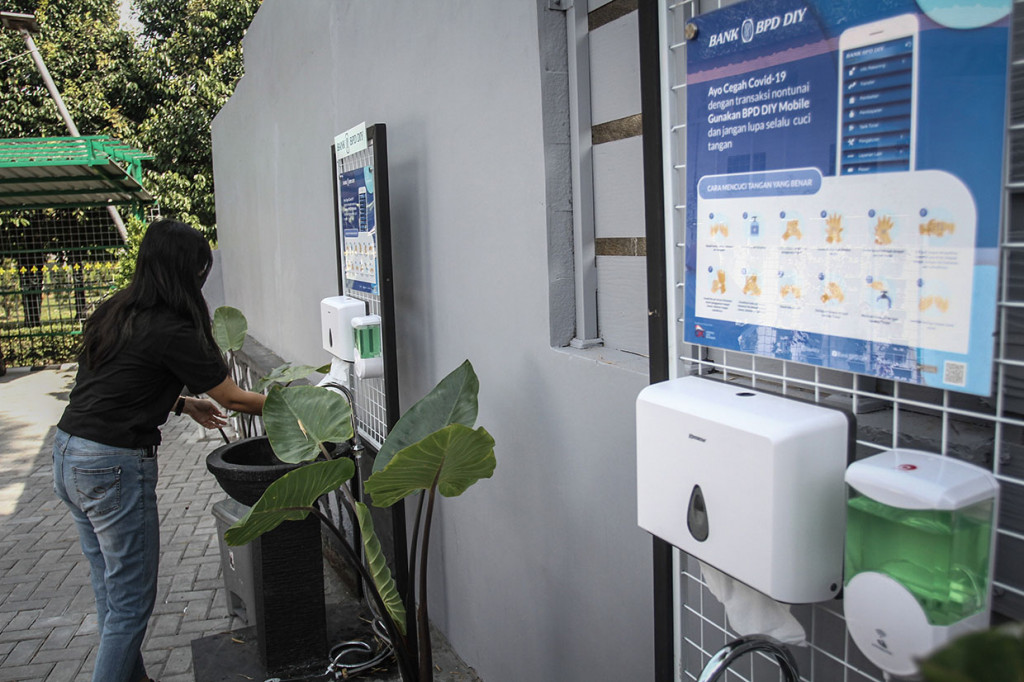 Selain itu, Pemerintah DI Yogyakarta meminta pengelola tempat-tempat wisata untuk memberikan layanan tambahan kepada para pengunjung seperti memperbanyak tempat cuci tangan.