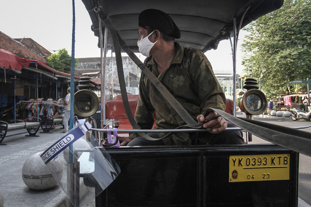 Gayung bersambut, sejumlah destinasi wisata pun merespon imbauan tersebut. Pihak pengelola dan penyedia jasa wisata menerapkan protokol kesehatan covid-19 secara ketat dan melakukan simulasi untuk membiasakan tatanan era adaptasi kebiasaan baru. Pelaku industri kreatif di Yogyakarta juga kembali bangkit, memanfaatkan pemasaran secara daring untuk menawarkan produknya.