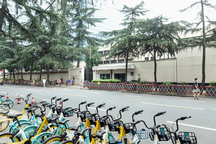 AS berasalan, penutupan itu untuk melindungi kekayaan intelektual Amerika dan informasi pribadi Amerika. Hal itu terjadi sehari setelah Departemen Kehakiman mendakwa dua warga negara Tiongkok atas tuduhan meretas ratusan perusahaan dan berusaha mencuri penelitian vaksin virus korona.