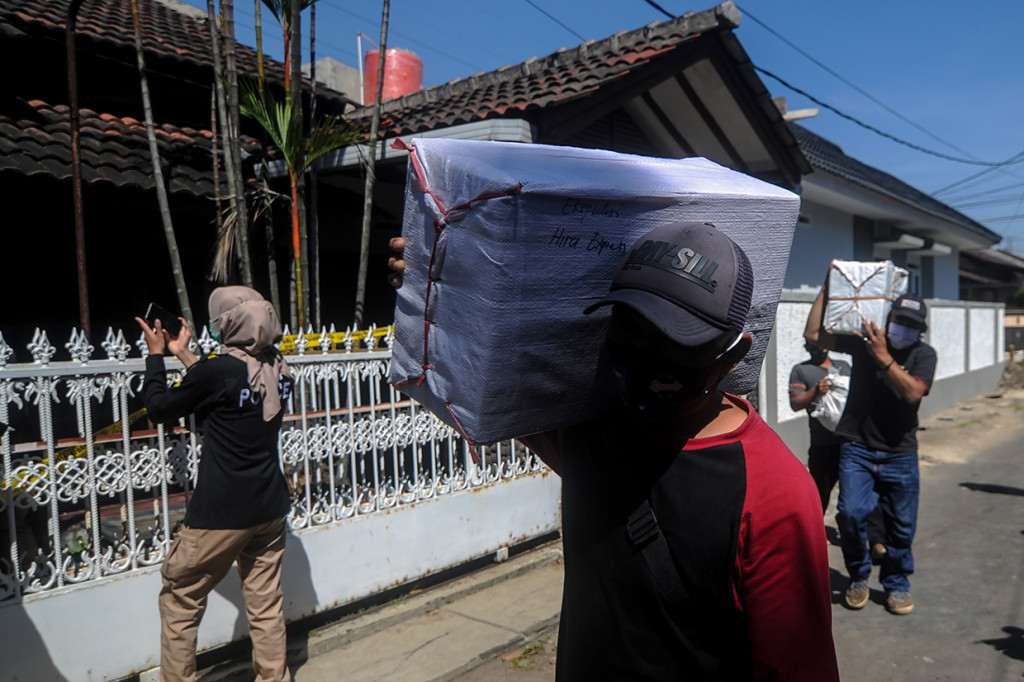 Atas perbuatannya, keempat tersangka dijerat dengan Pasal 196 dan Pasal 197 Undang-Undang Republik Indonesia Nomor 36 Tahun 2009 tentang Kesehatan tentang produksi dan peredaran obat-obatan ilegal, serta Pasal 55 Ayat 1 dan Pasal 56 Ayat 1 KUHPidana dengan ancaman hukuman maksimal 15 tahun penjara dan denda Rp1,5 miliar.