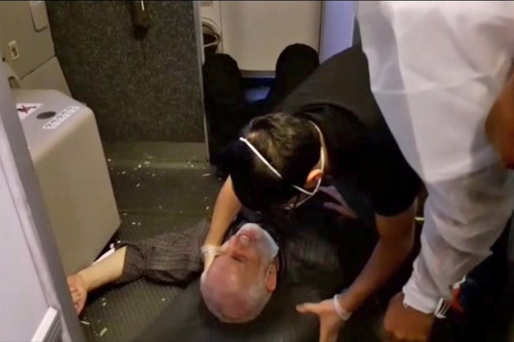 Sebuah video menunjukkan seorang penumpang lanjut usia tergeletak di lantai pesawat akibat goncangan yang terjadi setelah pilot Mahan Air menurunkan ketinggian secara tiba-tiba untuk menghindari tabrakan.