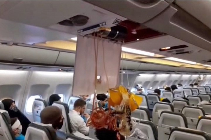 Sebuah pesawat penumpang Iran dicegat jet tempur Amerika Serikat saat terbang melintasi Suriah, Kamis, 23 Juli 2020. Pencegatan tersebut membuat pilot pesawat Mahan Air menurunkan ketinggian pesawat secara tiba-tiba dan mengakibatkan beberapa penumpang terluka.