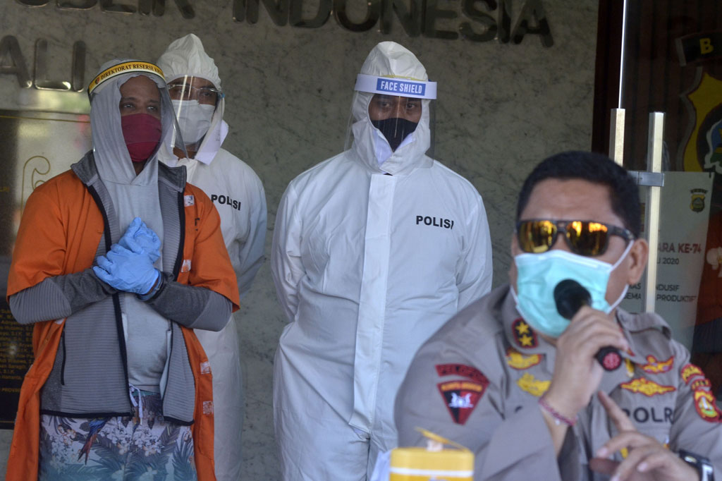 Kapolda Bali Irjen Petrus Reinhard Golose menunjukkan warga negara Amerika Serikat berinisial Beam Marcus yang merupakan subjek 'Red Notice' buronan Interpol, saat rilis di Mapolda Bali, Bali, Jumat, 24 Juli 2020. ANTARA FOTO/Fikri Yusuf