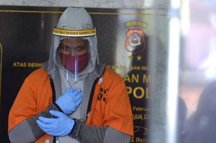 Petrus Golose menyatakan, selama berada di Bali buronan Interpol ini berpindah tempat tinggal sebanyak enam kali di daerah Ubud dan Kerobokan. Marcus juga membeli kendaraan roda dua. Untuk kendaraan yang digunakan itu telah berganti kepemilikan sebanyak tujuh kali.