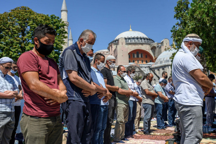 Ribuan umat Muslim menjalankan ibadah Salat Jumat perdana di Hagia Sophia, sejak landmark Istanbul tersebut diubah kembali menjadi sebuah masjid, Jumat, 24 Juli 2020. Jemaah yang tidak kebagian tempat di dalam gedung, rela menunaikan ibadah Salat Jumat di halaman.