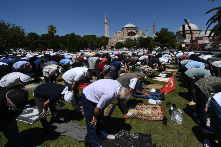 Lima ruang terbuka yang berbeda disediakan untuk para jemaah guna mencegah kepadatan yang berlebihan. Pintu masuk ke area yang disediakan untuk salat mulai dibuka pukul 10.00 pagi (sekitar pukul 14.00 WIB). 