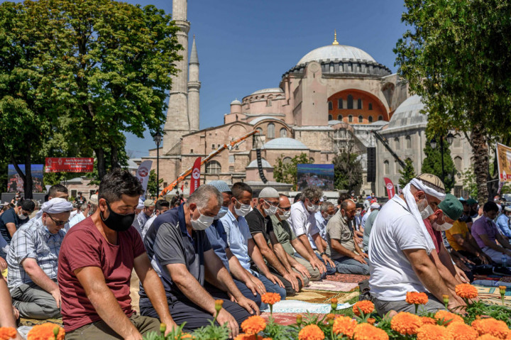 Hagia Sophia merupakan salah satu tujuan wisata utama di Turki untuk pengunjung domestik dan asing. Pada 1985, selama menjadi museum, Hagia Sophia ditambahkan ke Daftar Warisan Dunia UNESCO.