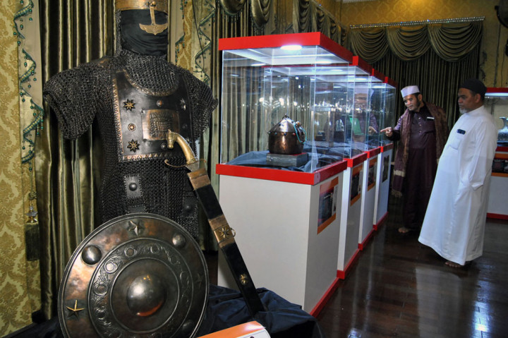 Pengunjung mengamati benda peninggalan sejarah Nabi Muhammad SAW saat Pameran Artefak Rasulullah dan Sahabat Nabi di Padepokan Welas Asih, Parung, Kabupaten Bogor, Jawa Barat, Jumat, 24 Juli 2020.