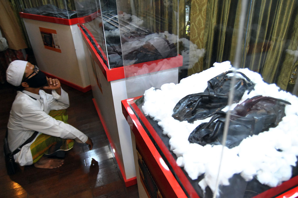 Benda bersejarah yang turut dipamerkan antara lain, sorban, baju, janggut, darah bekam, baju perang, pedang, tongkat, busur, panah, dan lain-lain. Pameran berlangsung hingga Minggu, 26 Juli.